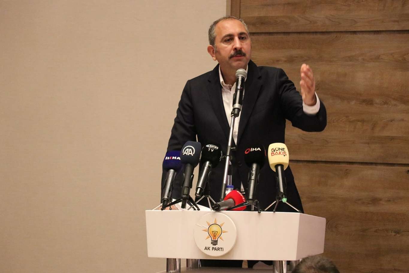 Adalet Bakanı Gül’den Batıya mülteci tepkisi